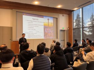 Prof. Lee addresses group from GS Engineering & Construction